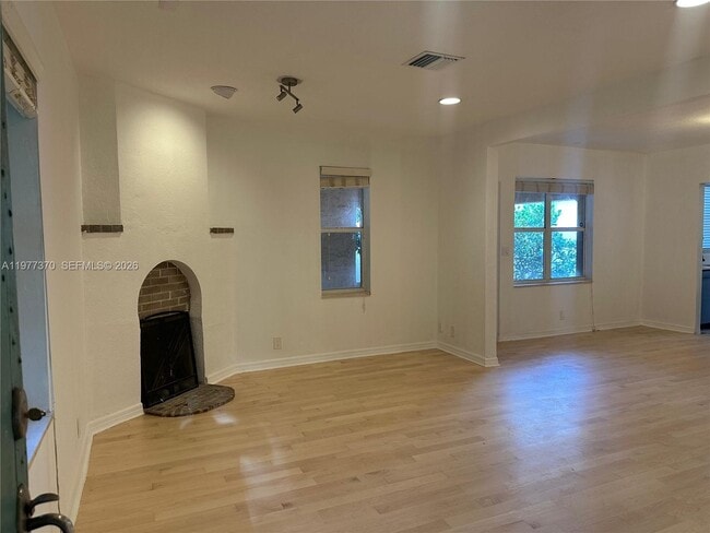 Photo - 725 Navarre Ave