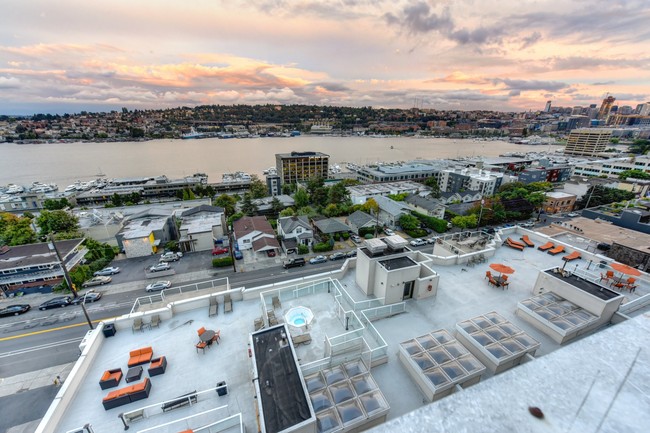 Área de salón en la azotea del complejo - The Summit at Lake Union Apartamentos