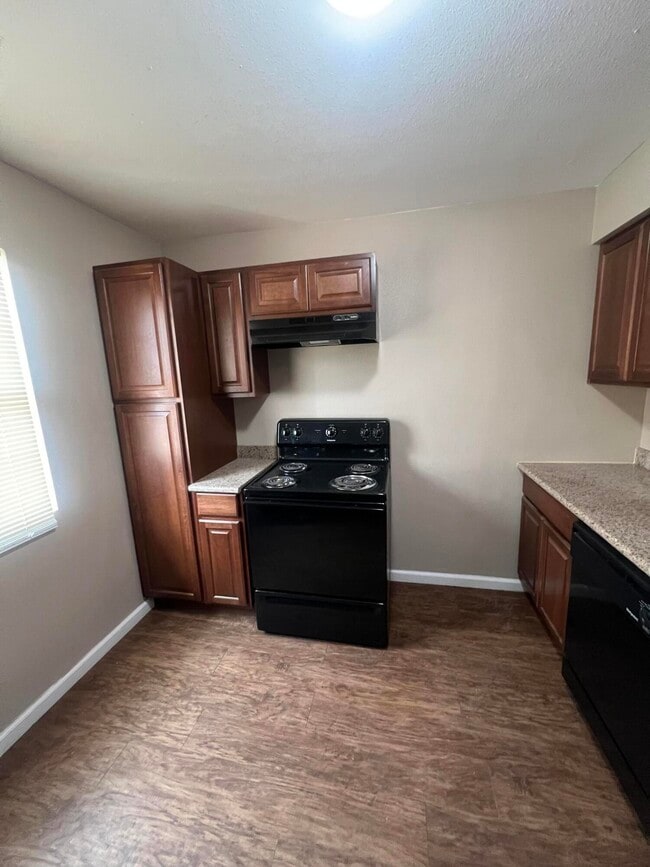 Photo - 400 N Cedar Ave