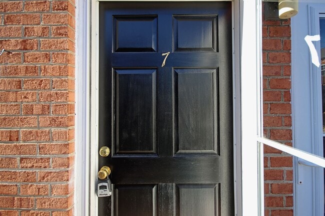 Photo - Student-Friendly Ivy Rd Apartment Near Foods of All Nations Unit Ivy Rd 2114 #07