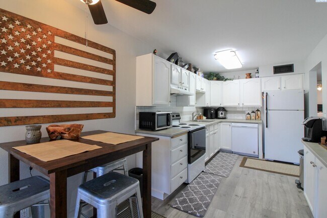 Photo - Fully Furnished 1 Bed, 1 Bath Apartment in...