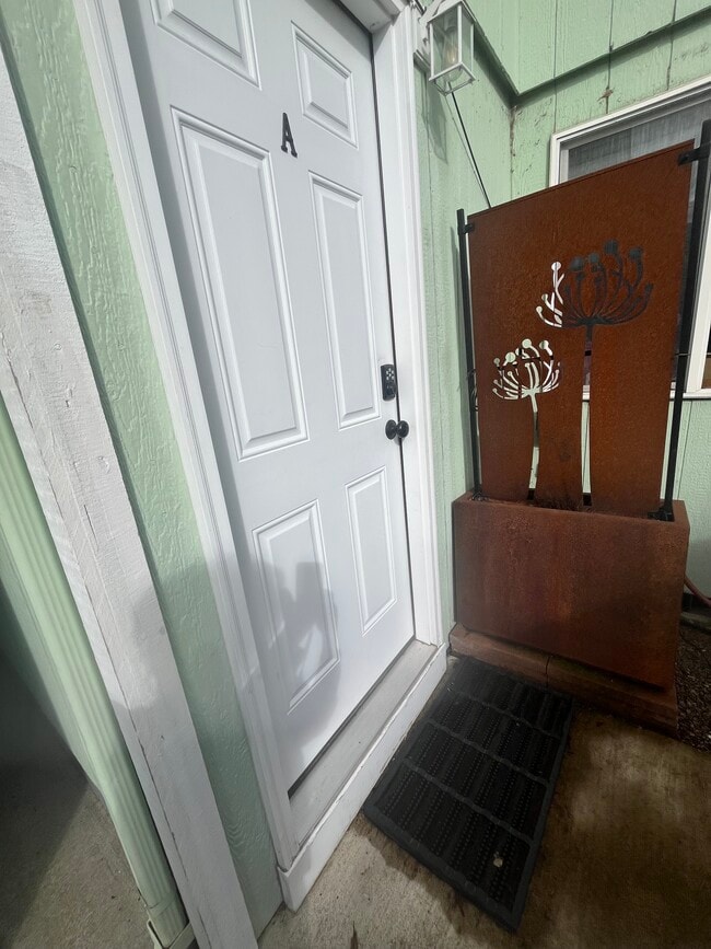 Private entrance - 4824 San Francisco Dr NE Unit #A