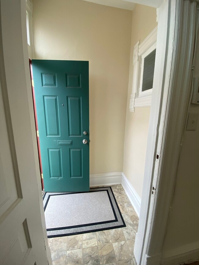 Building Photo - 903 N Wood St Unit 1st Floor