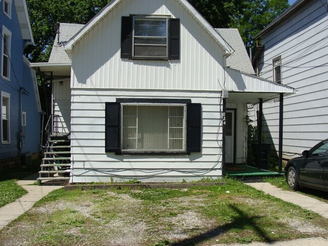 Building Photo - 824 W Main St