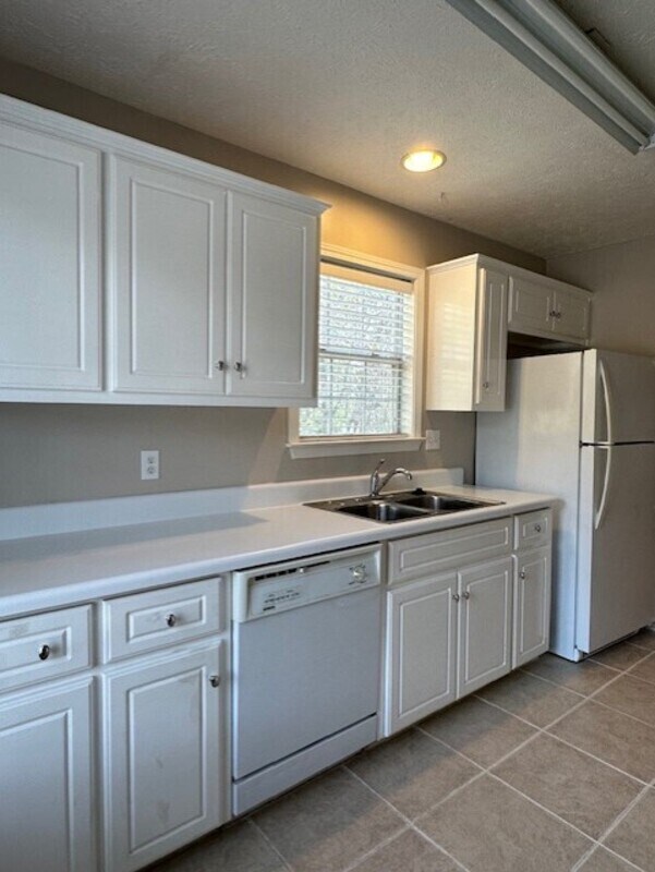 Photo - 246 Waverly Ct