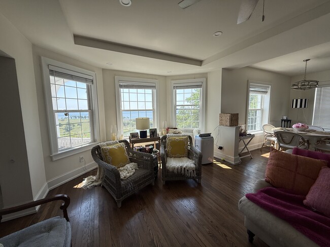 Photo - White Manor