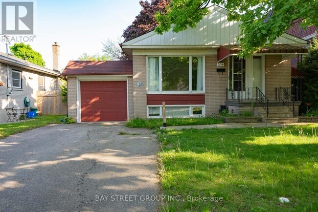 Photo - 394 Centre St E