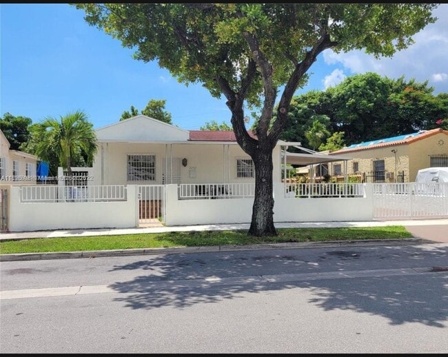 Building Photo - 2252 SW 10th St Unit C