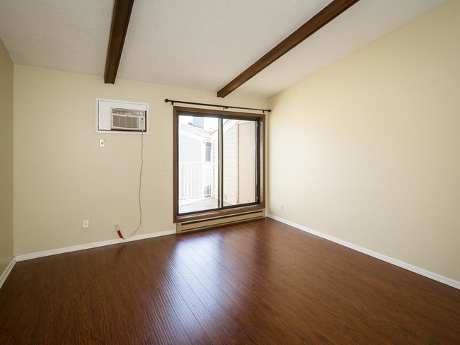 Living room with access to balcony - 350 Shelard Pkwy Unidad 301 Rental