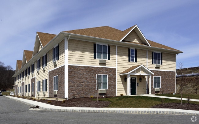 Building Exterior - Boulder Hills at Wantage