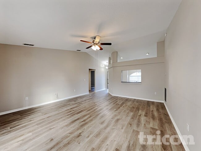 Photo - 2075 Sunflower St