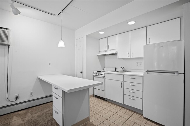 Franklin West Apartments, Leasing Office