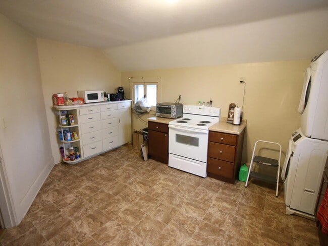 Photo - 177 E 9th St Unit Upstairs