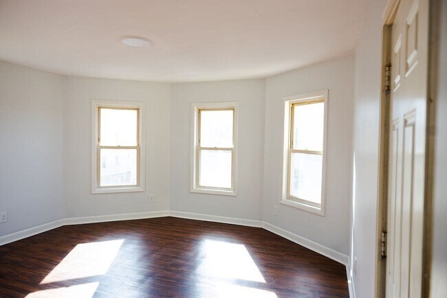 Building Photo - 27 Columbia St