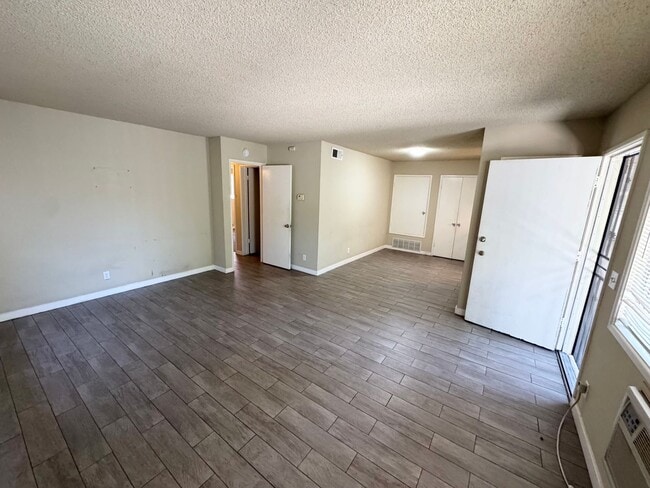 Building Photo - Airy 2 Bedroom 2 Bath with Front Patio