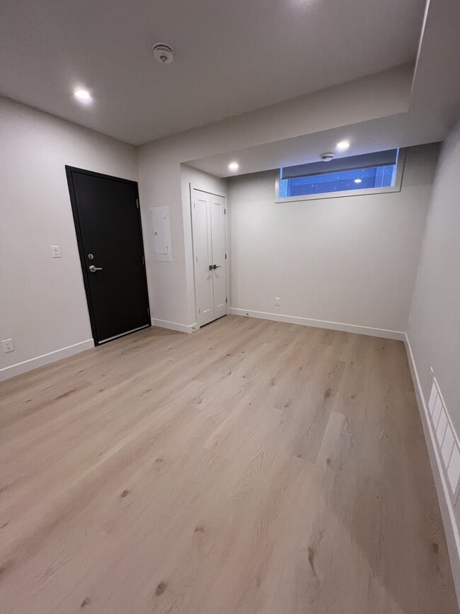 Building Photo - 79 Marquette Ave Unit 2