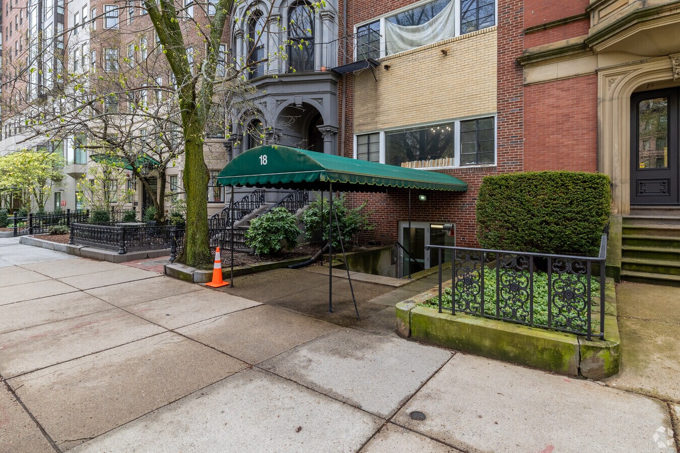 Entrada - 18 Commonwealth Ave