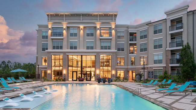 Swimming Pool - The View at Woodstock Apartments