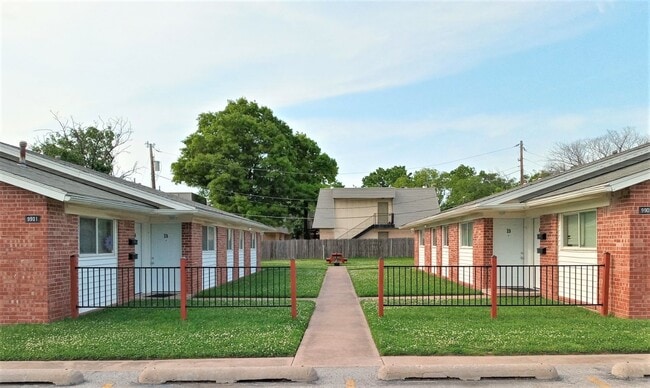 Building Photo - 9909 E 12th St Unit Apt C