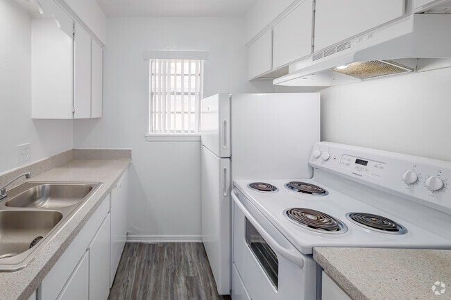 2BR, 1BA - 876SF - Kitchen