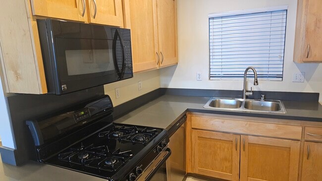 Photo - 949 N Croft Ave Unit 203