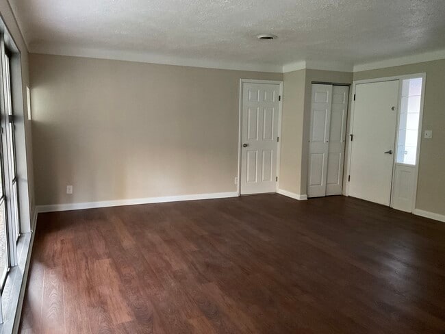 Photo - 634 Wiltshire Blvd