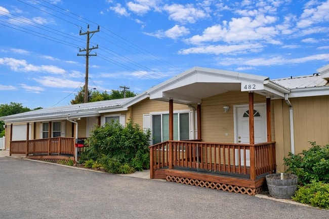 Photo - Spacious 3 Bed / 2 Bath Home –Spa Tub – 2 Car Garage