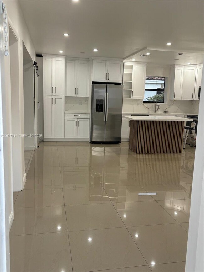 Photo - 631 NE 171 St