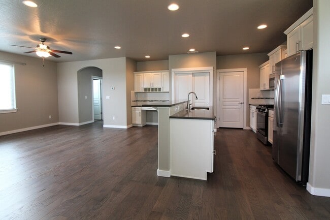 Photo - 556 Roslyn Ct