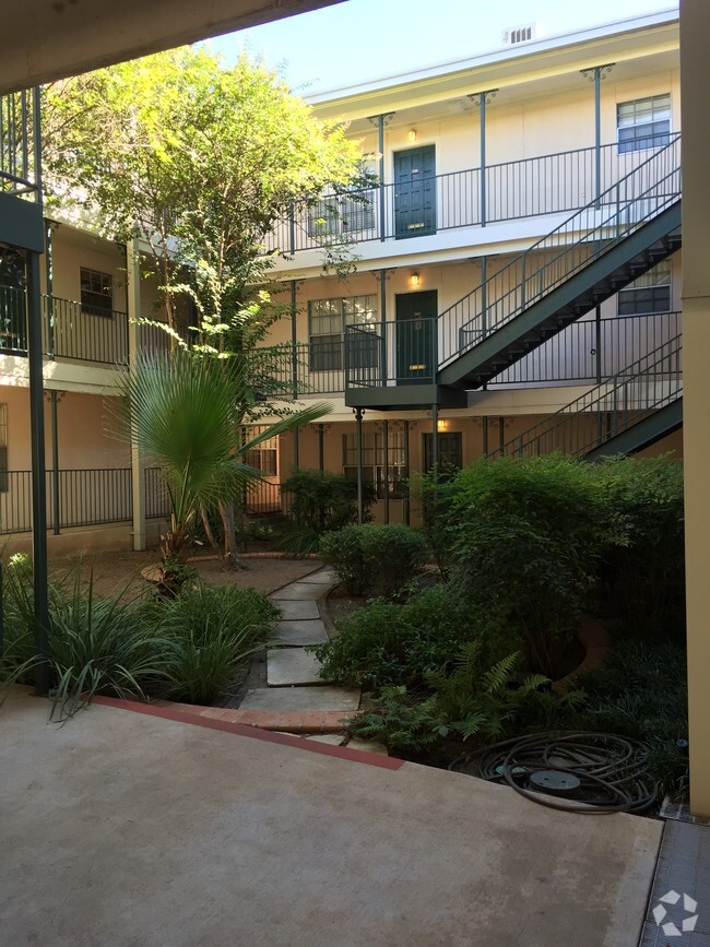 Courtyard - 1400 Rio Grande Apartments