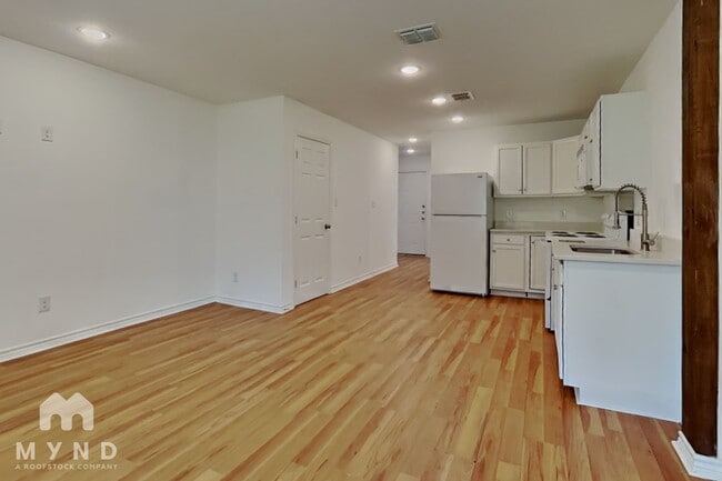3034 W Salinas