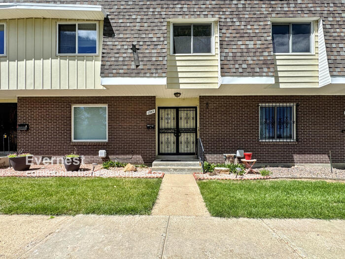 Lovely 3-Bedroom Townhome with Modern Comf... - Lovely 3-Bedroom Townhome with Modern Comf...