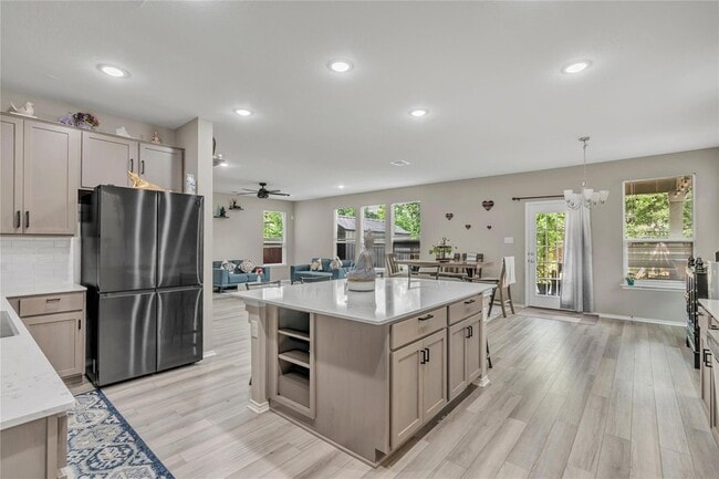 Photo - 520 Ayinger Ln