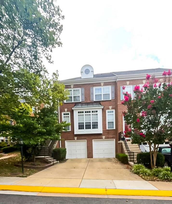Stunning 3 Bed 2.5 Bath Brick Townhome in ... - Stunning 3 Bed 2.5 Bath Brick Townhome in ...