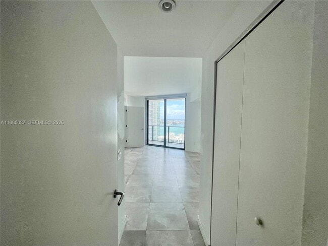 Photo - 501 NE 31st St Unidad 3007