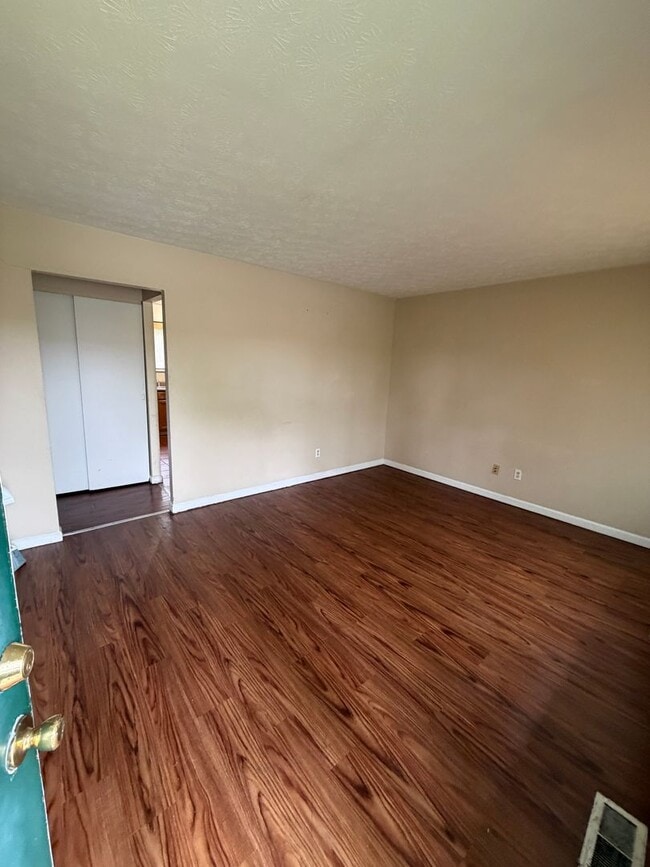Building Photo - Large 3 bedroom 1 bath