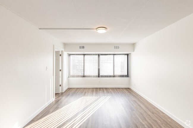 1BR, 1BA - 727SF - Living Room - The Racquet Club Apartments