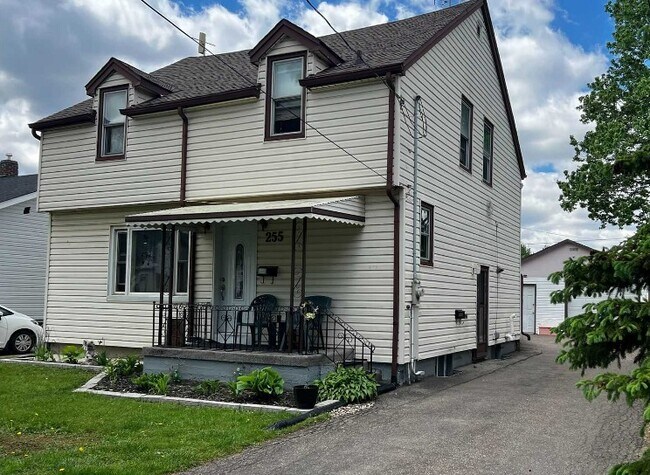 Front of house - 255 Wallace Av S Unit Basement Apartment