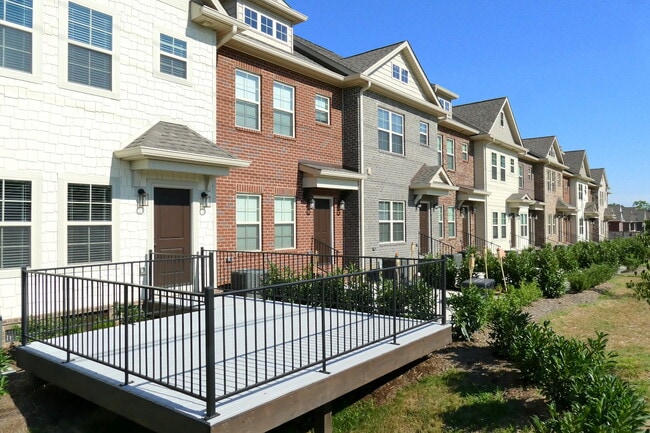 Photo - 904 Somerville Ct