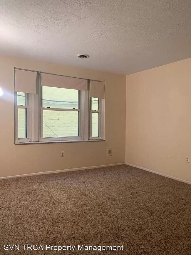 Living Room - 5523 Ellsworth Ave Unit Ellsworth