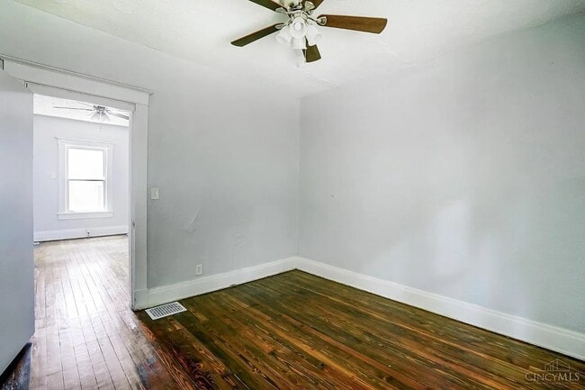 Photo - 5128 Blaesi St