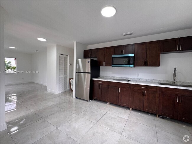 Building Photo - 2803 SW 26th St Unit A Rental