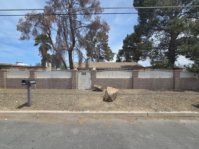 Photo - Spacious 3bd/1ba in a HUGE GATED Property!