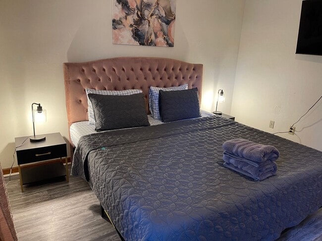 Building Photo - Cozy 1 bedroom townhome