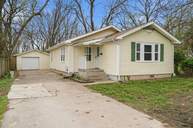 Building Photo - Move-In Ready 3 Bed with Modern Updates & Detached Garage