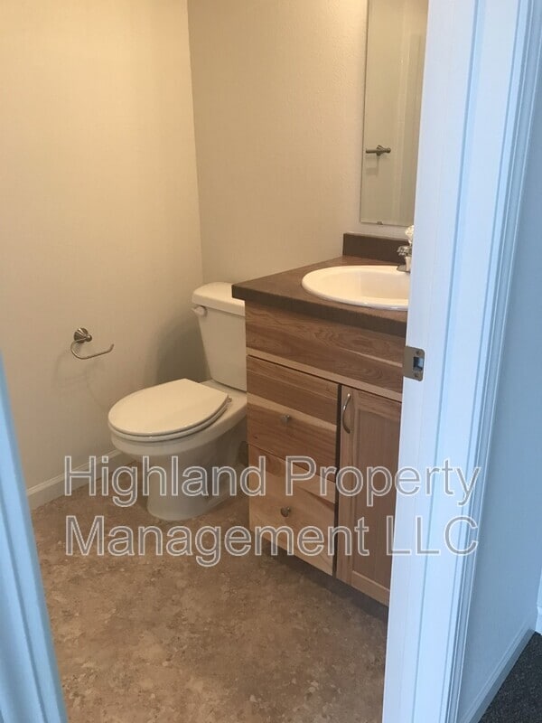 Photo - 530 NE Stadium Way