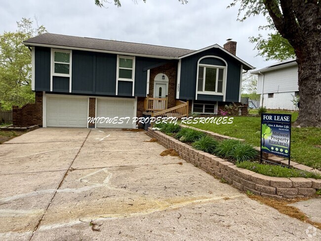 Building Photo - Charming Split-Level Home with Modern Upgr...