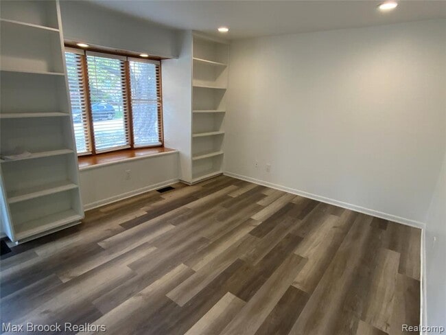 Photo - 5715 Sunnycrest Dr