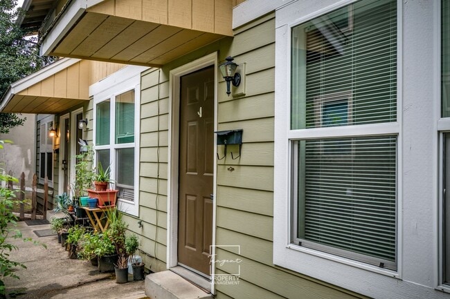 Irvington 2 BR - Great Location, Great Space! - Irvington 2 BR - Great Location, Great Space! Townhome