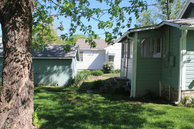 Photo - 630 N Poplar St